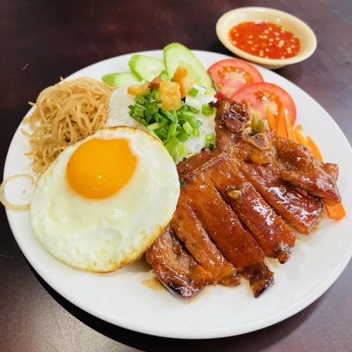 Cơm sườn bì trứng